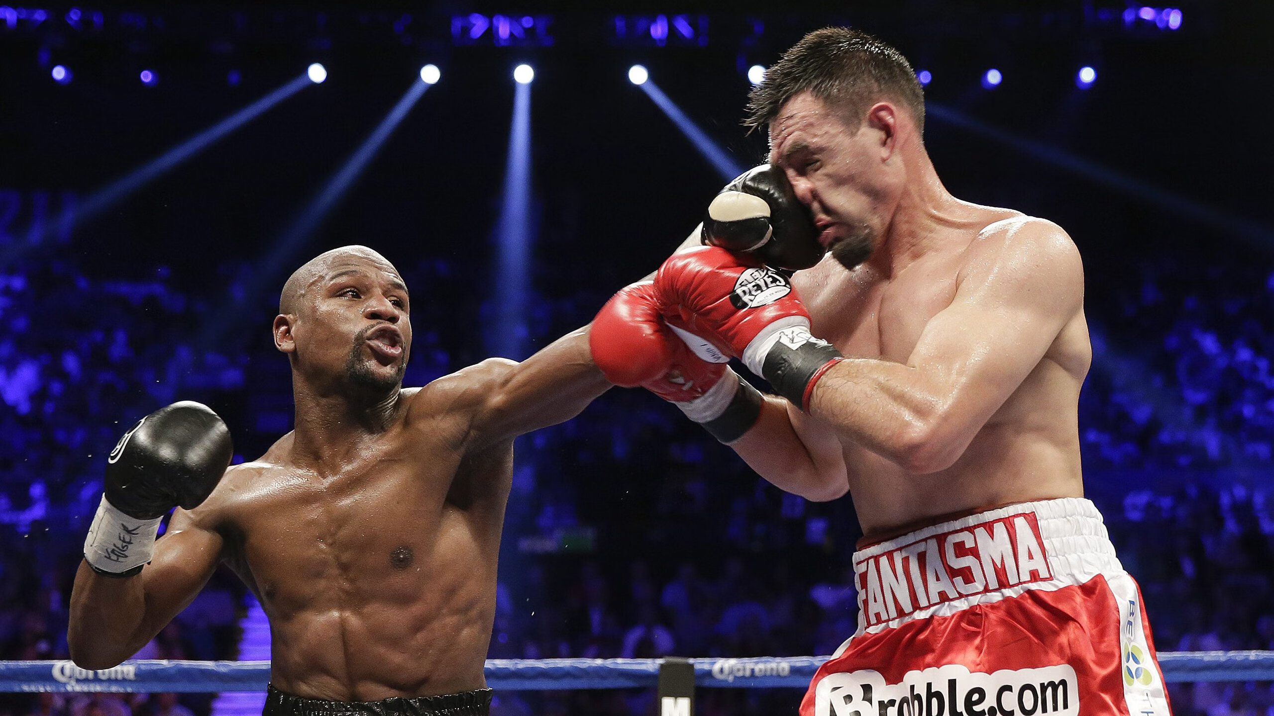 简:凭借敏捷的移动和精准的传球,快速助攻全黑队进攻