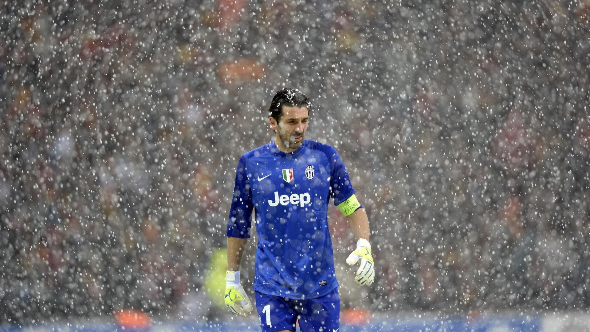 kaiyun网站-世界杯场场爆炸：明星球员震撼全场的瞬间，世界杯突发